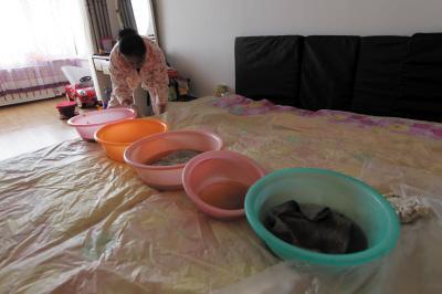 库车楼上漏水，住户失联，小区没物管，业主维权难！律师来支招……